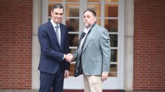 Pedro S&aacute;nchez y Oriol Junqueras posando antes de su reuni&oacute;n en La Moncloa