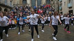 La lluvia no pudo con el puente.El Concello de Ourense cancel� las actuaciones del D�a de la Danza en la calle, pero algunas escuelas bailaron igual