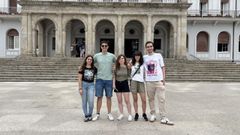El grupo de j�venes c�ntabros y vascos decidieron visitar Ferrol porque era �un punto intermedio entre unos amigos� y ellos. Antes de llegar a la ciudad, �nicamente ten�an dos referencias claras: �Que ten�a puerto� y la existencia de su equipo de f�tbol, �el Racing de Ferrol�.