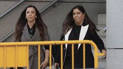 La jueza Biedma, a la derecha, sala de la Audiencia Nacional acompa�ada de su hermana y abogada