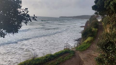 Playa de Pragueira, cubierta por el oleaje, en Noalla, Sanxenxo