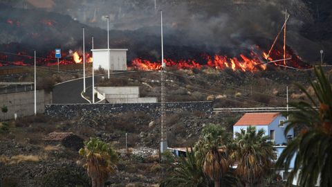 Avance de la lava del volcn por una calle de Los Llanos, en La Palma