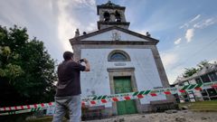 Un rayo destroza el campanario de la iglesia de San Marti�o de Orto