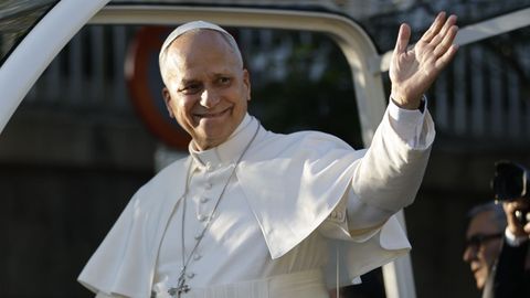 El papa saluda a los fieles durante su recorrido.