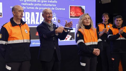 El presidente provincial de la Cruz Roja, Felipe Ferreiro, recogi� la medalla de oro para su entidad 