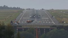 El aeropuerto de Santiago permanecer� cerrado al tr�fico a�reo desde la medianoche de ayer y durante las pr�ximas cinco semanas por obras de renovaci�n de la pista.