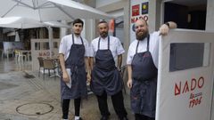 El cocinero Iv�n Dom�nguez (centro), con Sebas (derecha) y Ale, miembros de su equipo, en la nueva terraza de su restaurante 