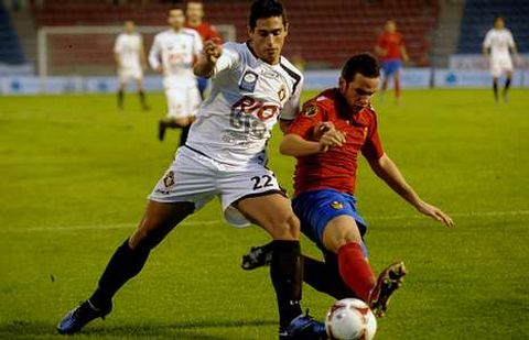 Borja Navarro fue siempre una pesadilla para los ourensanos, ganando con demasiada facilidad la espalda de los zagueros.