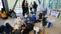 Medio centenar de j�venes acampan en la estaci�n intermodal de Santiago para protestar por el problema de acceso a la vivienda
