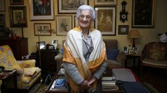 Lul� V�zquez, a la que le encantaba pasear por su ciudad, leer y calcetar, en una imagen del a�o 2017, cuando su longevidad ya era motivo de continuas entrevistas. 