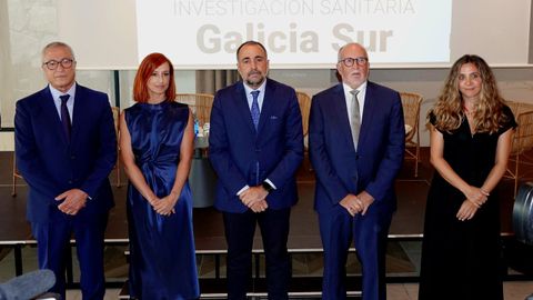 De izquierda a derecha, Javier Puente Prieto, gerente del Área Sanitaria de Vigo; la responsable del Grupo de Virología y Patogénesis del IIS Galicia Sur, Eva Poveda; el conselleiro de Sanidade, Julio García Comesaña; el profesor emérito José Ramón Fernández, responsable directo de este proceso; y la directora de la Fundación Biomédica Galicia Sur, Beatriz Gil de Araujo.