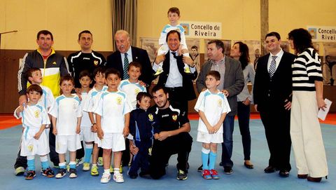 VISITA DE VICENTE DEL BOSQUE A RIBEIRA PARA RECIBIR PREMIO DEL CLUB DE TAEKUONDO NATURAL SPORT VIDELGI