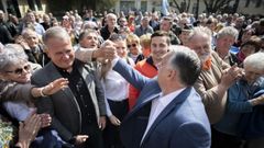 Viktor Orb�n, presidente del partido gobernante Fidesz, saludando a sus seguidores durante un mitin de campa�a.