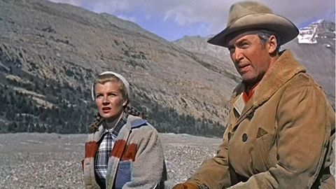 Corinne Calvet y James Stewart, en una escena de la pel�cula �Tierras lejanas�
