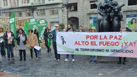 Manifestacin Por la paz. Alto el fuego ya en la plaza de la Escandalera en Oviedo