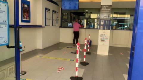 Foto de archivo de una administracin de Loteras en Oviedo con las medidas higinico-sanitarias puestas en marcha para evitar el contagio del coronavirus