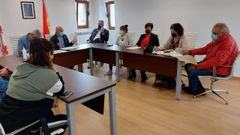 El alcalde (segundo por la izquierda, al fondo) y la portavoz del PSOE (segunda por la derecha) polemizaron en varios momentos del pleno 