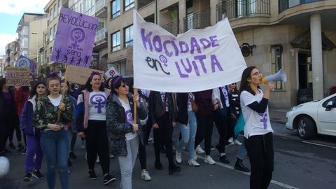 Manifestaci�n 8M en Allariz.Escolares y adultos se manifestaron en esta jornada por los derechos de la mujer.