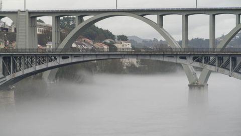 Imagen invernal del río Miño en Ourense, con niebla al nivel del agua.