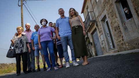 Vecinos afectados por los problemas en el suministro, ayer en la aldea lousamiana de Ces