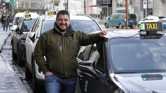 Fran Gonzlez Lpez, que tiene dos plazas de taxi, en la parada de la Praza de Lugo