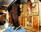 Los retablos barrocos de San Juan y San Miguel, los de mayor historia y calidad art�stica, reciben la atenci�n prioritaria de los restauradores estos d�as. 