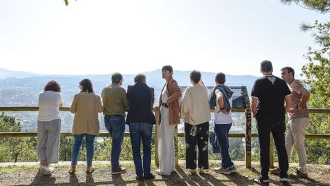 Ana Pontón, durante la visita este viernes al parque forestal de A Tomba acompañada de miembros del BNG de Pontevedra