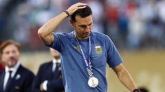 Lionel Scaloni, cabizbajo tras recibir la medalla de subcampe�n del Mundial