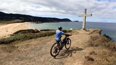 La cruz se alza al costado de la playa de San Rom�n