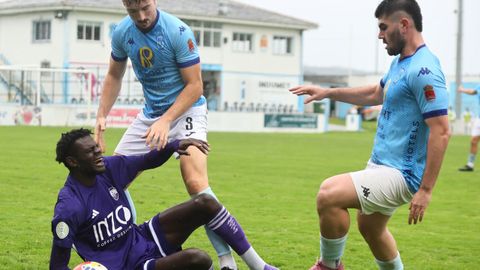 Nacho, a la derecha, y Diogo, pugnan con Pape en la visita del Monta&ntilde;eros al Kiko Rey.
