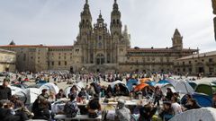 Acampada solidaria de xoves pola vivenda na praza do Obradoioro, en Santiago.