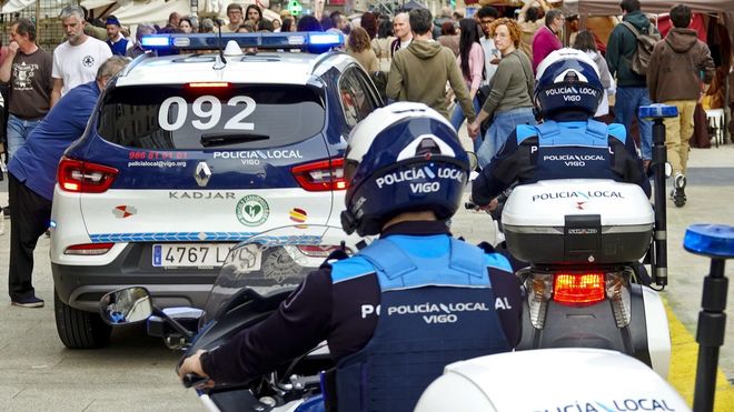 Imagen de archivo de agentes de la polic�a local por Vigo 