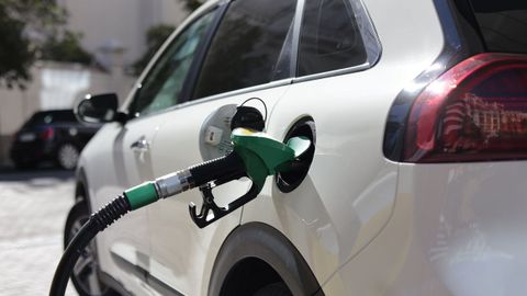 Manguera de una estaci�n de servicio mientras se llena el dep�sito de un coche.