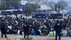 La Polic&iacute;a empieza a desalojar el asentamiento de migrantes en la playa del Trampol&iacute;n