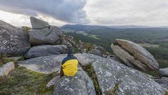 El documento define as� los Penedos: �Una acr�polis natural que remata la parte norte del Val de Vimianzo y se despliega a lo largo de 2 kil�metros, de norte a sur. desde A Torre da Moa a O Penedo se suceden las formaciones rocosas, siendo las cumbres m�ximas la Torre da Moa, la Galla da Pena Forcada y la Pedra da Cachucha. Un entorno protegido y muy valorado socialmente�.
