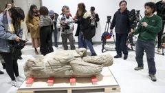 Una de las esculturas, a su llegada a Santiago el lunes. 