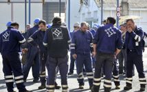 Los trabajadores auxiliares se concentraron ayer en el astillero en protesta por su situaci�n. 