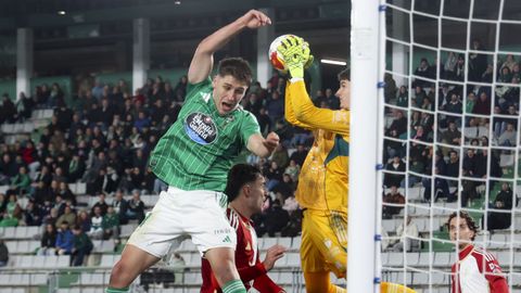 Artetxe peleando en las inmediaciones de la porter&iacute;a del Cacere&ntilde;o.