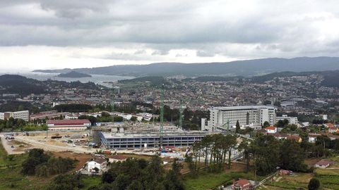 Vistas del Hospital Montecelo, en Pontevedra, y de las obras de construcci�n del nuevo centro sanitario