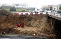 Una m�quina trabajando ayer en las obras de ampliaci�n del acceso al Tambre. 