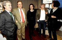 Ram�n Loureiro, segundo por la derecha, con los autores que participaron en la presentaci�n.