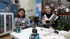 Elea Blanco y Alba Quintas llevan a�os aprendiendo sobre rob�tica en la academia Captioma