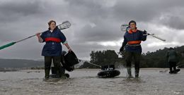 <span lang= es-es >Contra viento y marea</span>. Pese las malas condiciones meteorol�gicas que se dieron tanto el martes como el mi�rcoles, los mariscadores de Noia, tanto los de a pie como los de a flote, se dirigieron decididos hacia los bancos naturales para aprovechar el gran arranque de la campa�a extractiva de este a�o. Y lo hac�an, contra viento y marea, con una gran sonrisa en la boca. 