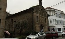El musgo y otras hierbas crecen en el tejado de la capilla, que es lo m�s urgente en reparar. 