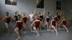 J�venes integrantes del Ballet de Galicia en uno de sus entrenamientos en Mar�n