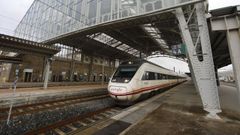 Tren Alvia-Avant en la estaci�n de Santiago