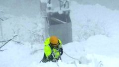 Operario de telefon�a trabajando en una zona afectada por la nevada