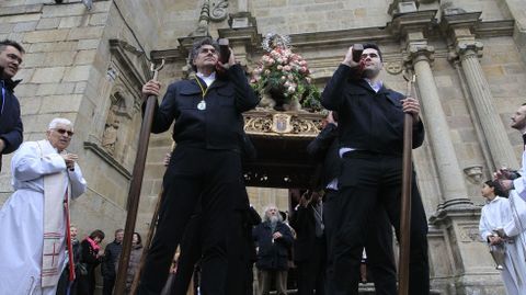 Integrantes de la cofrada de la Virgen de Montserrat, con la imagen en la puerta de la iglesia de San Vicente