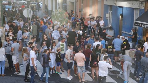 La fiesta de San Juan en A Coru�a. Exterior del bar Chafl�n en los Mallos 