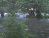 El pescador sali� del r�o utilizando la cuerda como tirolina.